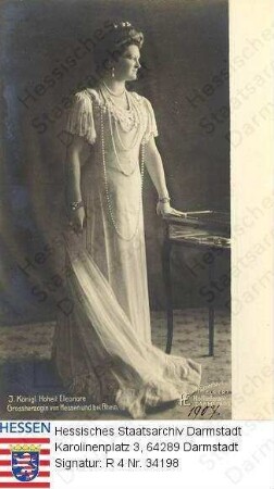Eleonore Großherzogin v. Hessen und bei Rhein geb. Prinzessin zu Solms-Hohensolms-Lich (1871-1937) / Porträt, stehend, Ganzfigur