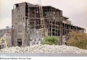 Kesselhaus : Heizkraftwerk Mitte. Kesselhaus während der Abrißarbeiten