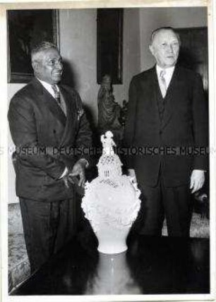 Konrad Adenauer empfängt den Ministerpräsidenten von Ceylon