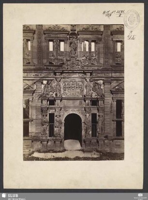 [Aufnahme des Portals von einer Ruine]