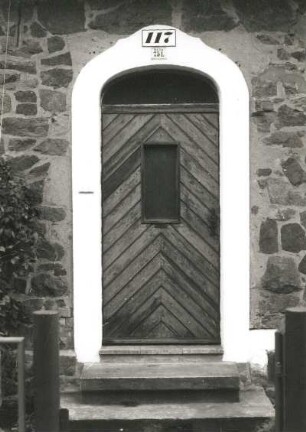 Cossebaude, Talstraße 109/119. Wohnsiedlung der Baugenossenschaft Dresden-Land. Reihenhäuser (1919/1920). Haustür (Nummer 117)