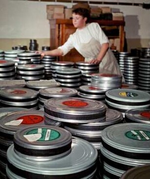 Arbeiterin mit Filmrollen des VEB Filmfabrik Wolfen : Werbeaufnahme für die Marke ORWO des VEB Filmfabrik Wolfen