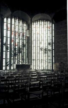 Freiburg i. Br.: Ludwigskirche, Chorfenster von innen mit Altar