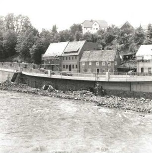 Colditz, Rochlitzer Straße 6/10. Wohnhäuser (E. 18. Jh .Nr. 6; 2. H. 18. Jh. Nr. 8; E. 18. Jh. Nr. 10). Ansicht über die Zwickauer Mulde (während des Wiederaufbaus der Stützmauer)