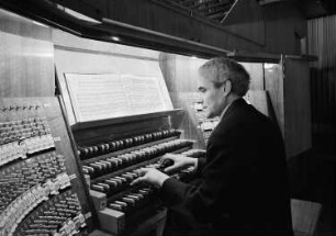 Viermanualige Orgel op. 800 : Prof. Herbert Collum (Organist der Kreuzkirche Dresden) am Spieltisch der Jehmlich-Orgel
