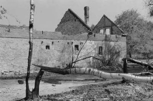 Durch Kampfhandlungen zerstörtes Wohn- und Stallgebäude in einem Lausitzer Dorf