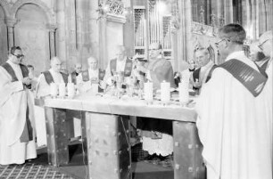 Freiburg: Münster, Eucharistiefeier, Altar