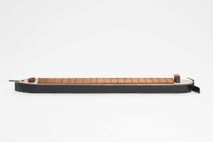 Modell eines Holzkahns mit Bretterdeck