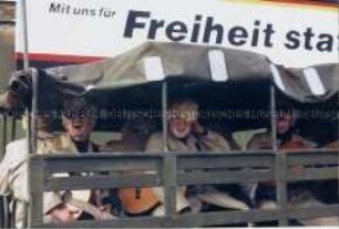 Demonstrationswagen mit Heino-Darstellern - Anachronistischer Zug, Auftakt, November 1990 in Bonn