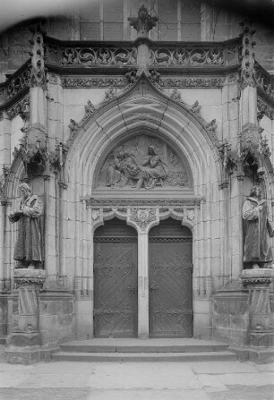 Pirna. Evangelisch-lutherische, spätgotische, dreischiffige Hallenkirche St. Marien, Vorhalle mit Portal und Statuen von Melanchthon und Luther