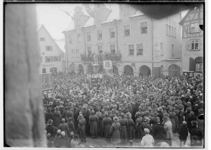 Fasnacht Sigmaringen 1935; Bräuteln vor dem Rathaus