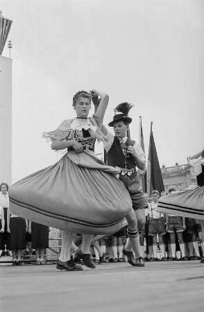 Darbietung einer Volkstanzgruppe auf dem Augustusplatz anlässlich des II. Deutschen Turn- und Sportfestes