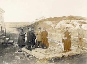 Reykjavik/ Island: Wäscherin und Touristen an einer heißen Quelle