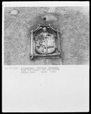 Relief mit Engel, der das Stadtwappen hält