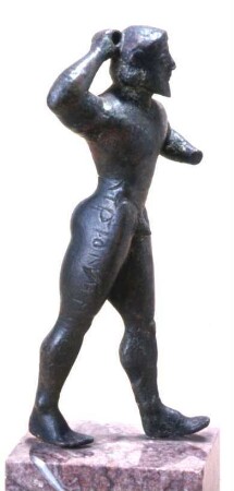 Archaische Statuette des Zeus (?) mit griechischer Weihinschrift an (Apollo) Ismenios auf den Schenkeln