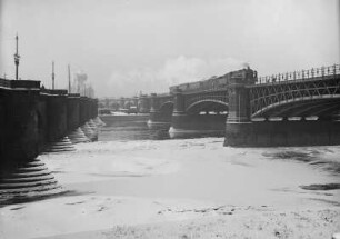 Marienbrücken : Dresden. Marienbrücken (Straßenbrücke und Eisenbahnbrücke) über die Elbe. Auf der Eisenbahnbrücke Personenzug mit Dampflokomotive, im Hintergrund die Yenidze. Ansicht vom Neustädter Ufer