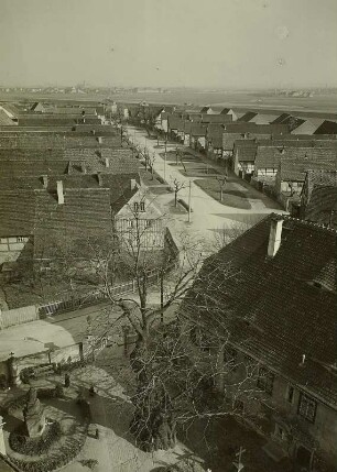 Dresden-Kaditz. Altkaditz. Blick vom Kirchturm auf den Dorfplatz mit Pfarrhaus nach Südost