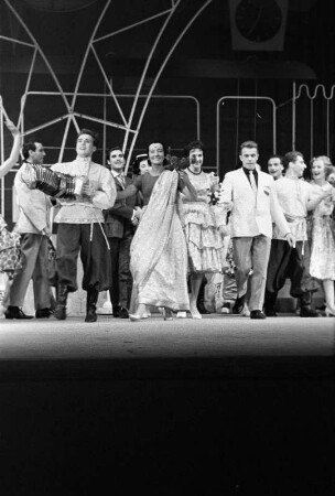 Szenenbilder aus "Messeschlager Gisela", Operette von Gerd Natschinski. Metropol-Theater Berlin, Oktober 1960