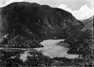 Zusammenfluss von Rio de Machaca und Rio de Kabu : Berglandschaft mit Fluss im Tal