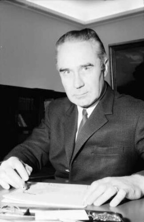 Freiburg: Regierungspräsidium; Regierungspräsident Dr. Person; Porträt am Schreibtisch