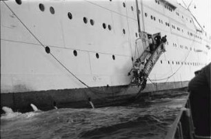 Reisefotos Mittelmeer. Bick zur "Milwaukee" von einem Boot beim Übersetzen zum Landgang