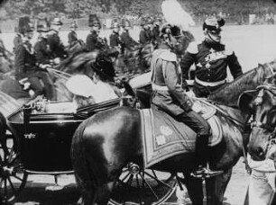 König Friedrich August III. von Sachsen der Königsparade anläßlich seines Geburtstages (Szene aus einem Dokumentarfilm)