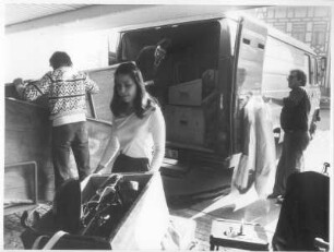 Eschwege. Ensemble-Mitglieder der Gruppe "theater aktuell" beim Verladen der Dekoration