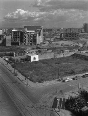 210° Panorama, Bild 5 von 10. Blick von der Sektorengrenze Zimmerstraße über die Baustelle Axel-Springer-Verlagshaus bis Richtung Baustelle GSW-Hochhaus. Berlin-Kreuzberg, Rudi-Dutschke-Straße