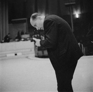 Richard Peter jun. (1915-1978; Fotograf, Bildjournalist). Porträt während der Ballettprobe für eine Varieté-Veranstaltung des Zirkus Aeros