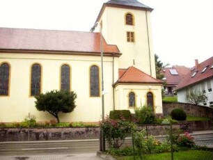 Ansicht von Süden mit Kirche (Chorturm Gotisch - Langhaus Barock neu erbaut) im ehemaligen Kirchhof (im 18 Jh aufgelassen)