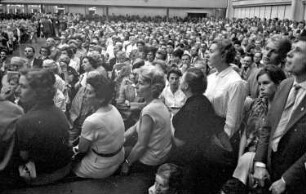Freiburg: Stadthalle; Publikum bei der Wahlversammlung; Willy Brandt
