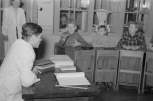 Lehrer und Schüler beim Unterricht in der Gehörlosen-Schule Güstrow : Unterrichtsszenen, Stadtansichten von Güstrow, Landschaft und Schloss