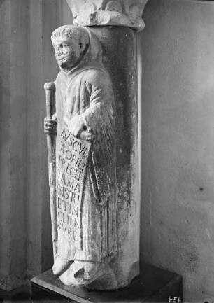 Säule vom Dom mit Figur eines Mönches