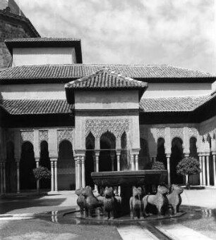 Granada. Alhambra. Löwenhof (Patio de los Leones) (nach 1377). Ansicht mit Brunnen mit zwölf Wasser spuckenden Löwen