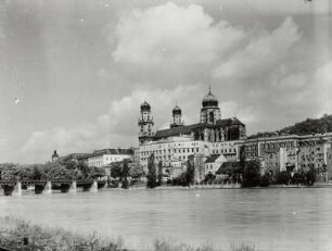 Passau. Blick von der Innstadt über den Inn gegen das Zentrum mit Domkirche Sankt Stephan (1601/1700)
