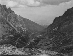 Talblick : Blick in ein Gebirgstal