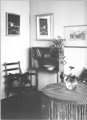 Interieur mit Armlehnstuhle, Regal und Wandspiegel