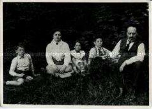 Karl Liebknecht mit seiner Frau Sophie und den Kindern aus erster Ehe bei Ferien im Erzgebirge