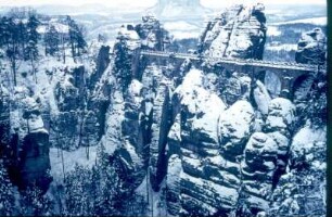 Sächsische Schweiz, Rathener Gebiet. Basteibrücke von der Ferdinandaussicht. Blick nach Südsüdost zum Lilienstein