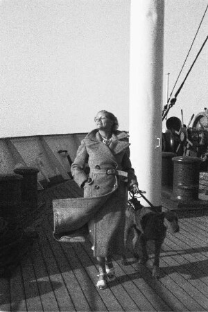 Bordleben. Passagierin mit Hund auf dem Oberdeck eines Passagierschiffes