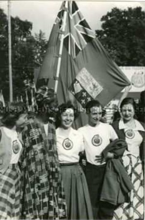 Englische und afrikanische Delegierte bei einer Kundgebung zu den 3.Weltfestspielen im Treptower Park