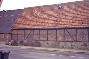 Alte Landstraße [34]: traufständige Durchfahrtsscheune, Fachwerkbau: Straßenfront, Teilansicht: links traufständiges Bauernhaus [angeschnitten]