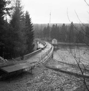 Chemnitz-Einsiedel. Talsperre Einsiedel (1891/1894). Fußweg auf der Staumauer und Talsperre (Teilansicht). Ansicht vom Ufer