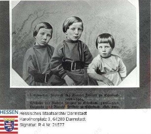 Riedesel zu Eisenbach, Friedrich III. Freiherr v. (1848-1904) / Porträt (Mitte) mit Brüdern Wilhelm (1850-1913), 1. v. l. und Volprecht XVI. (1852-1939), 3. v. l., vor Landschaftskulisse stehend, Kniestücke