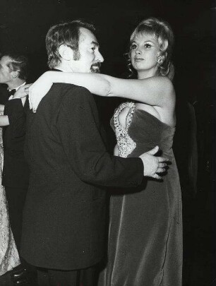 [Barbara Valentin und Gatte Dr. Reichardt auf dem Presseball 1970]