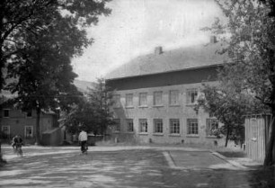 Ziermann-Zwirnerei, Bahnangestelltenhaus, alte Waage : Waage und Waagenhäuschen gehören zum Fuhrbetrieb Schreiter (Rumetanes)