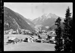 Österreich, Mayrhofen. Blick auf Mayrhofen mit Grünberg