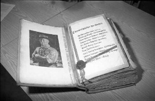 Chronik "Pfadfinder-Bibel" der Karlsruher Pfadfinder im Dienstzimmer von Bürgermeister Walther Wäldele