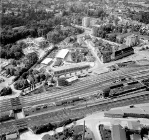 Machinenfabrik Lythall KG (Mommsenstraße): Luftbild des Betriebsgeländes: im Vordergrund Bahnhofsgelände mit Bahnstrecke Hamburg-Lübeck, rechts Finanzamt und Kreisverwaltung, im Hintergrund Hochhaus Liebe