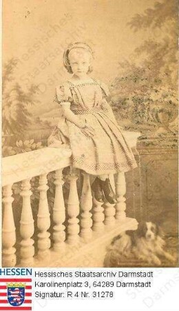 Carrière, Elisabeth (1857-1864) / Porträt, Kinderbild, auf Geländer vor Raumkulisse sitzend, Ganzfigur